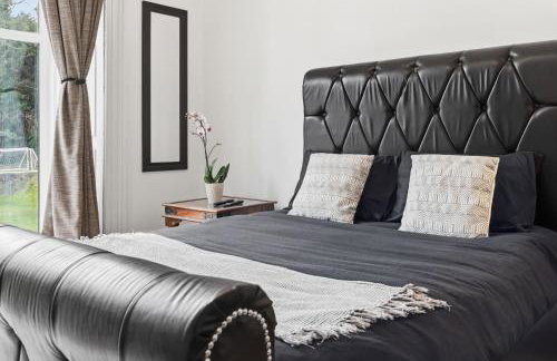 NEW Apartment with Pool Table and Parking Sleeps 7 - Foto 21