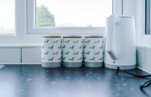 Luxury 3-Bedroom Apartment with 75-Inch TV, Fireplace & Terrace near Manchester Airport - Photo 21