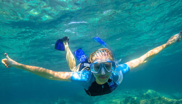 Una ragazza che fa snorkeling a Giardini Naxos