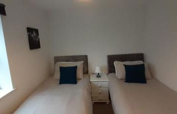 Hawksworth House in Chelmsley Wood, Birmingham near Solihull, near the NEC, HS2, JLR, Bear Grylls Centre, Resorts World and Birmingham airport, with a garage and free parking, great for families and contractors - Foto 16