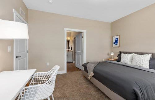 Modern 16BR 16BA Condos w Garage and Patio - Foto 34