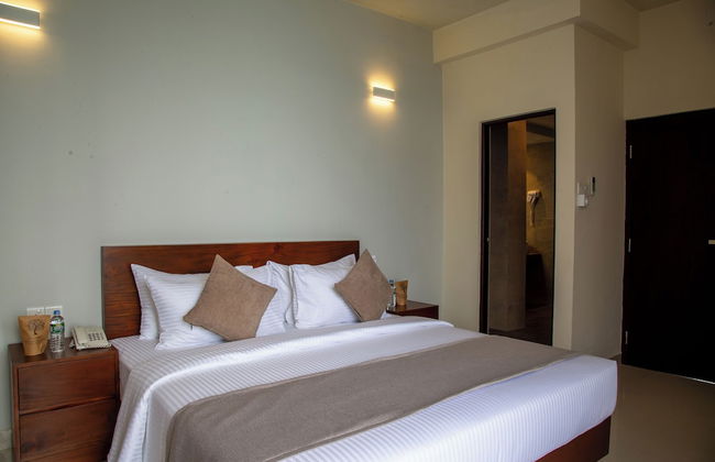 Marine Suites - Photo 11