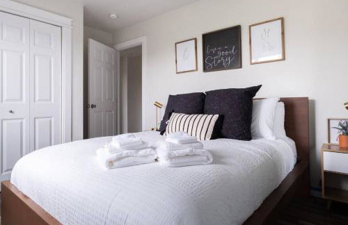 Stylish Modern Farmhouse wYard 10 mins from DT - Foto 26