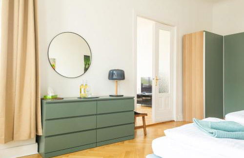 KAISER 02 by ROCKCHAIR Apartments l SUPERHOST Status l 3 Bedrooms Boxspringbeds 2 Bathrooms l Cozy Family & Business Flair 155 sqm 3 Balcony 2nd Floor Elevator up to 10 guests welcomes you! - Foto 40