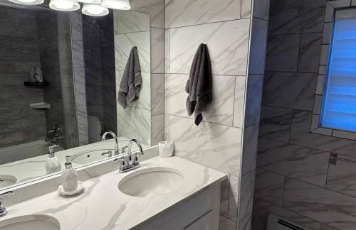 Stylish 3 BR Entire Home NearTown & Beach with Pool Table & King Bed - Foto 19