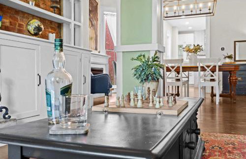 Elegant Manor w Private Yard & Modern Amenities - Foto 21