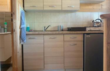 Domek nad jeziorem Wilczyńskim dla czterech osób, sypialnia z łożem małżeńskim oraz salon z rozkładanym narożnikiem - Photo 7