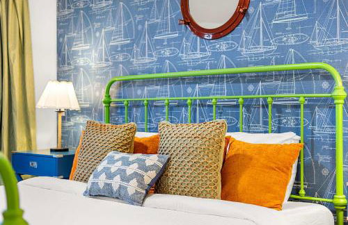 Resort Style Backyard Pool Pickleball Court - Foto 40