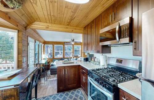 Relaxing Retreat with Deck, 1 Mi to Lake Arrowhead! - Foto 8