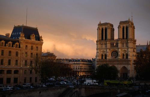 Two Bedroom Luxury Apartment - Balcony with View of Notre Dame - Photo 7