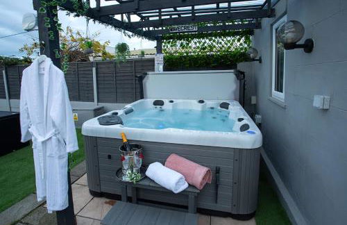 Cottage, Hot Tub, Open fire, Games Room, large Garden Sleeps 2-8 - Foto 12