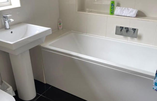 3-bed Semi-detached House, Wifi, Parking, Outdoor Space - Photo 14