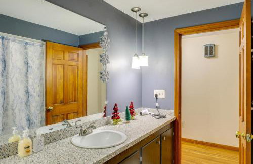 Peek-a-Boo Lake Views and Yard Windham Home - Foto 14