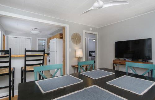 Charming Pet-Friendly Cottage Walkable to Town! - Foto 18