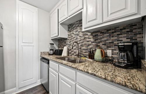 Walk to AT&T Stadium - Modern 2BR With Backyard - Foto 22