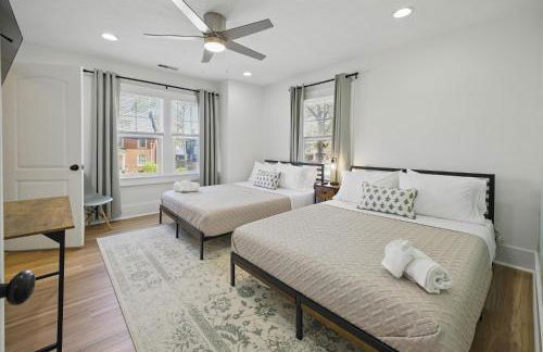 Family Spacious 5BR Retreat w Game Filled Basement Suite - Foto 29