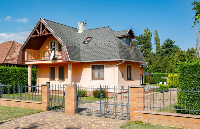 4 bedroom House in Balatonszárszó with private pool and garden - Photo 1