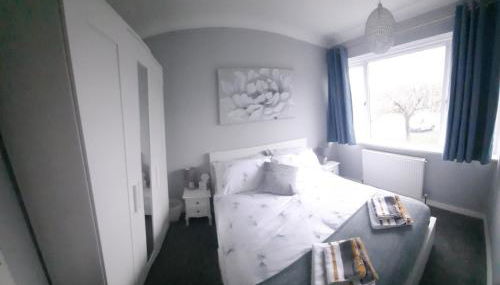 Cosy 3 bedroom residential house, private garden, 30 minutes from Alton Towers, 5 minute walk to Trentham Gardens. - Foto 5