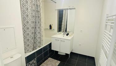 Lascano Parking GRATUIT proche Gare Aéroport Eurexpo GROUPAMA STADIUM - Foto 3