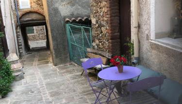 Logement neuf centre du village aux pieds du château - Foto 2