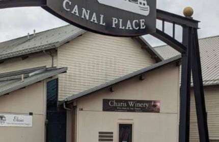 Relaxing Rustic Oasis, Unit A - 6 minute walk to Downtown! Pet-friendly & Cyclists Welcome! - Foto 17