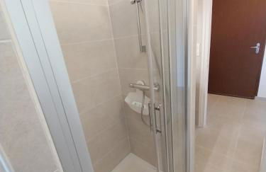 Le 7 - Appartement 2 pièces au calme en bord de rivière, wifi et parking privé gratuit - Foto 17