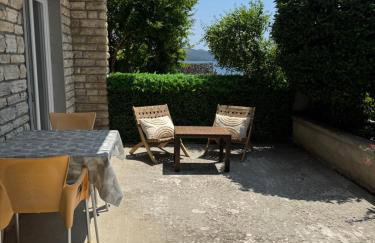 Private studio apartment with a garden and a terrace - Photo 7