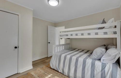 Beachy 3BD Bungalow One Block from Scenic Walkway - Foto 11