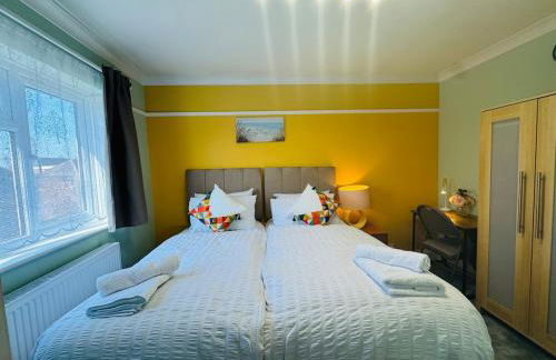 Modern 4BR House with Parking, 8 Mins to Gatwick Airport - Foto 14