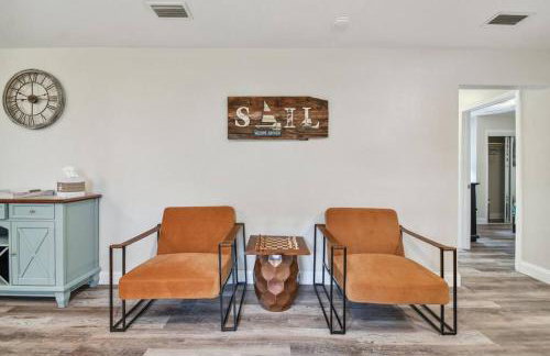 Family Friendly Beach Escape - Modern Retreat near Beaches - Sleeps 6 - Fast WiFi - Foto 18