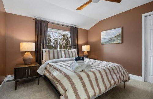 Lakefront Retreat, Mins to Dtown, Firepit, Hot Tub, Pet friendly! - Foto 7