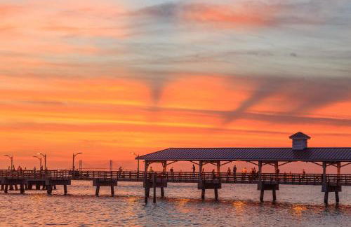 Luxury cottage with pools & multiple decks, 1/2 block to beach - Foto 51