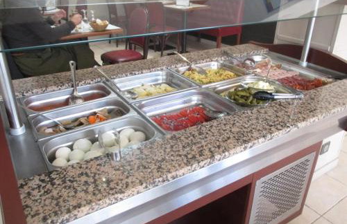 Airport Paris Eiffel Tower Center Roissy CDG - Foto 62