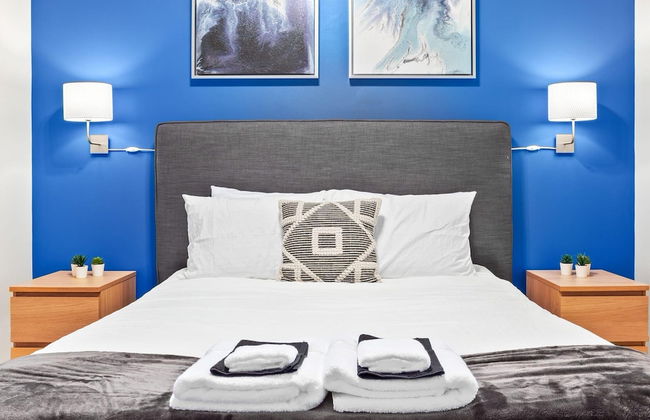 City Center Apartment, Walk Everywhere, Wifi - Photo 3