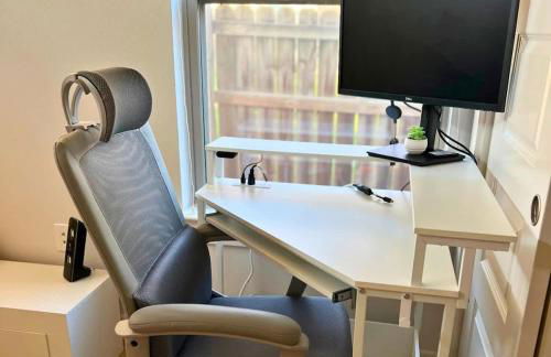 15 Min to Downtown with Backyard & Parking - Foto 16