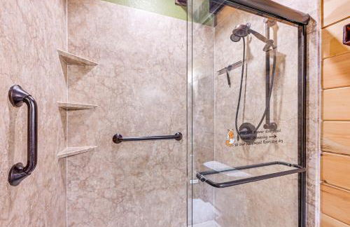 Cozy Couples Getaway with Hot Tub Fox Ridge Cabin - Foto 20