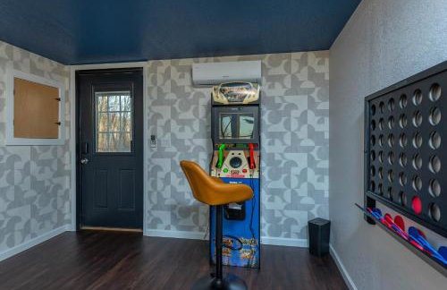 6 Br Cabin Hot Tub Fire Pit Min to Hatley Pointe - Foto 48