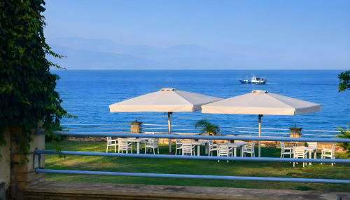 Alexandros Beachfront Apartments near Petalidi with Private Sunbeds & Sea View - Foto 3