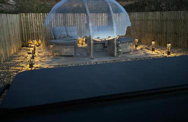 Maneight Retreat with Hot tub - Photo 5