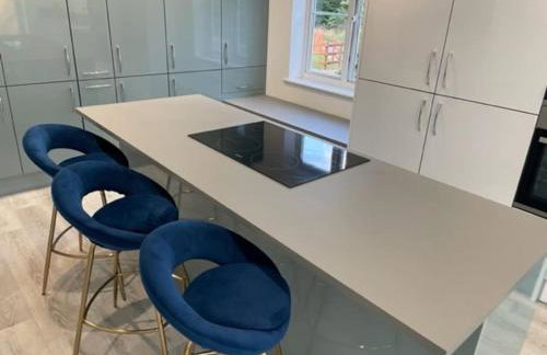 Large 5 Bedroom Family home with parking and WI-FI - Foto 1