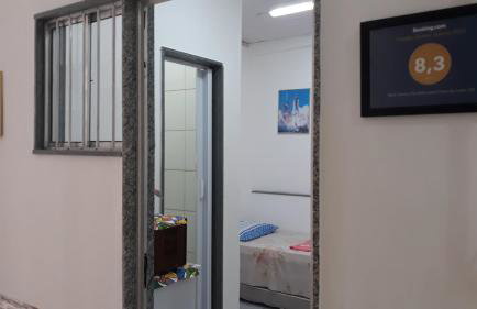 Sua Kitnet na Praia 12 Atenção PEQUENA Só prá dormir Ambiente Familiar Ar Cond TV Microondas Frigobar Internet Centro - Foto 13