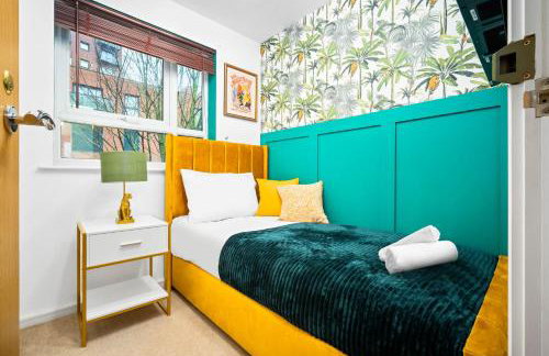 Stylish Manchester 4 Bed House with Garden - 4 Doubles Beds & 1 Single Bed - Sleeps 9 - Salford - FREE PARKING - SMART TVs in every bedroom - FREE NETFLIX - 6 min to City Centre, Close to Trafford Centre, Etihad Stadium, Manchester Arena, Clubs & more - Foto 20