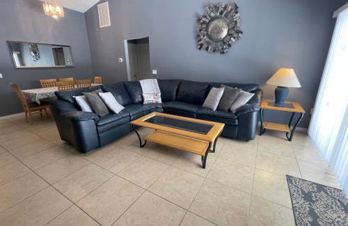 3 Bedroom Villa with Poolside Cinema and Games Room Close to theme Parks sleeps 6 - Photo 3