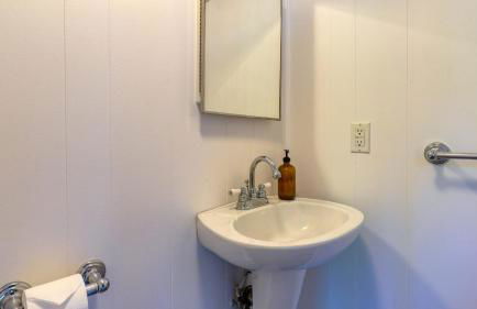 Historic Barn Retreat w Pool Pond Views Longview Pond Lodge by AvantStay - Foto 42