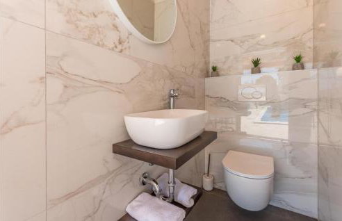 Gorgeous Home In Nadin With Wifi - Photo 39