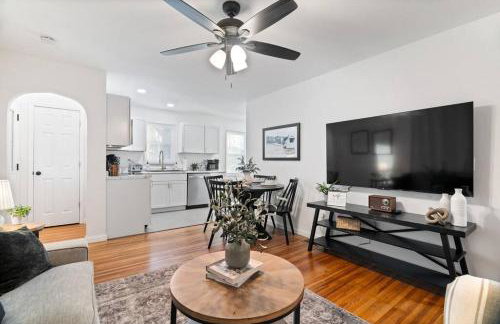 Urban Oasis Cozy Home Near Downtown with Game Room and Firepit - Foto 9