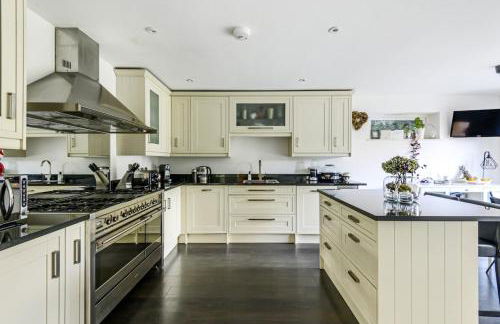 Contemporary detached house short train to London - Photo 31