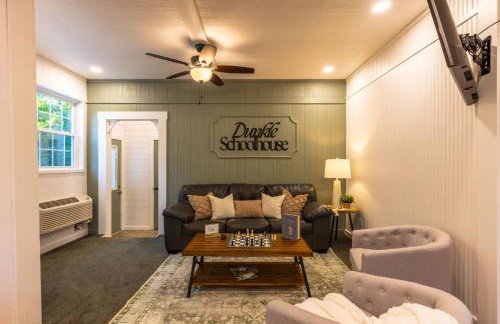 Cozy Spring Night HotTub Firepit PetFriendly Patio - Foto 17