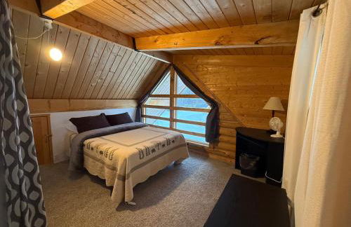 Talkeetna Log Cabin with Hot Tub Unit 1 - Foto 16