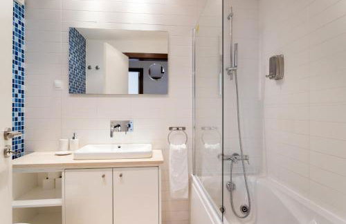 Alfama Modern Two-Bedroom Apartment w/ River View and Parking - by LU Holidays - Photo 24